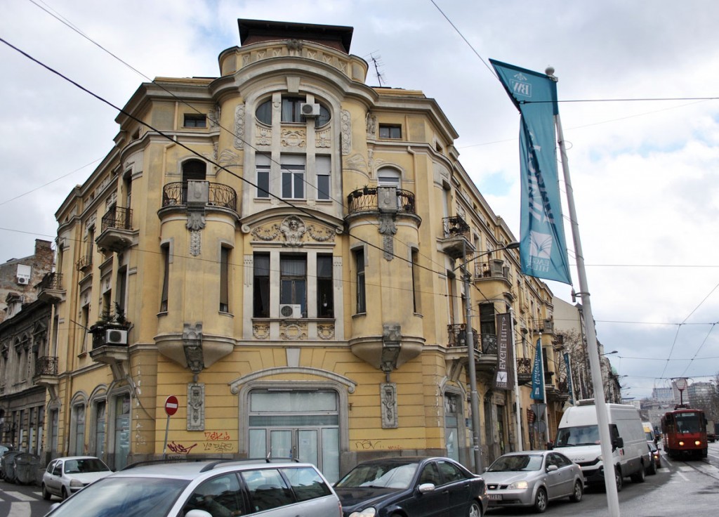 Pogled na zgradu iz centra trga. Na vrhu u centru luka nalazi se glava lava