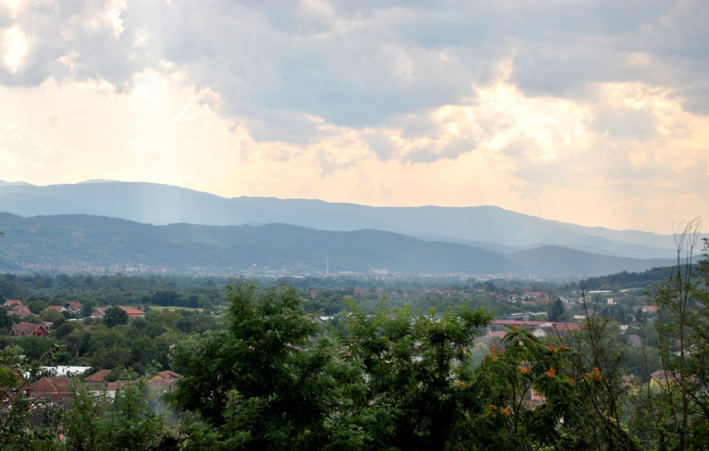 Pogled sa seoskog groblja u selu Medveđa za koje se pretpostavlja da su na njemu rađene ekshumacije