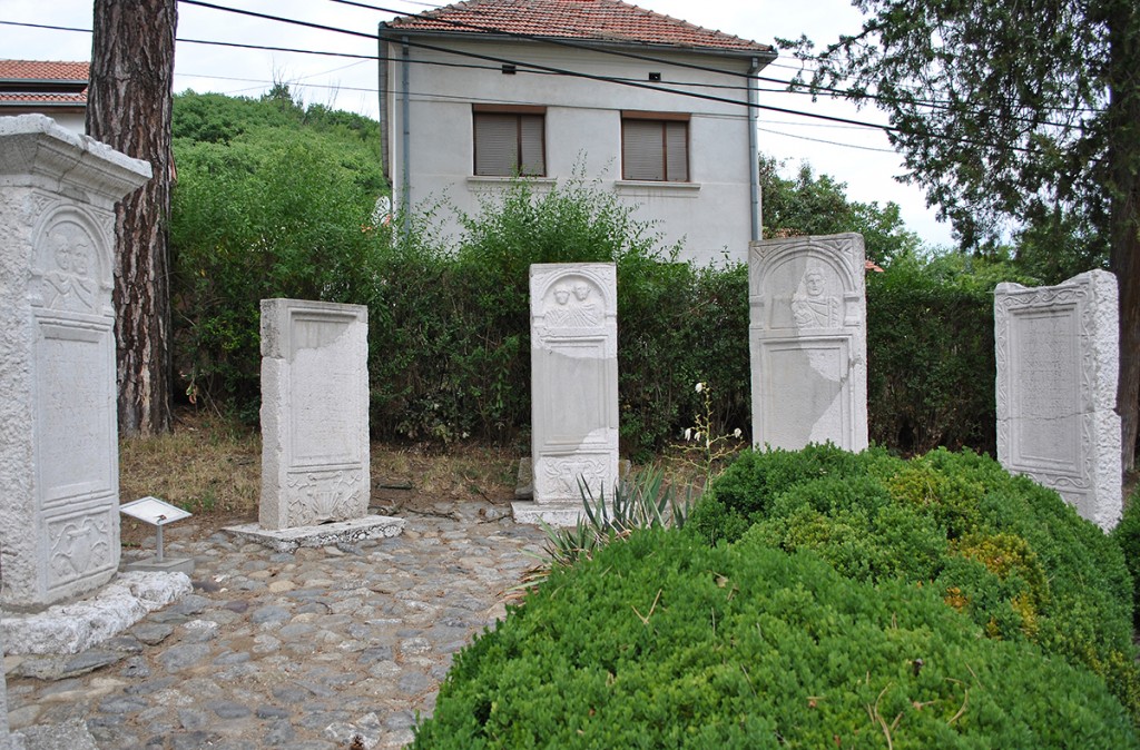 Deo nadgrobnih spomenika u Arheo-etno parku Ravna, fotografija iz 2017.